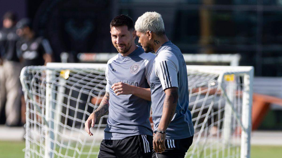 Los delanteros del Inter de Miami Lionel Messi (10) y Josef Martínez (17) conversando durante una sesión de entrenamiento del equipo en Florida Blue Training Center el martes 18 de julio de 2023, en Fort Lauderdale, la Florida.