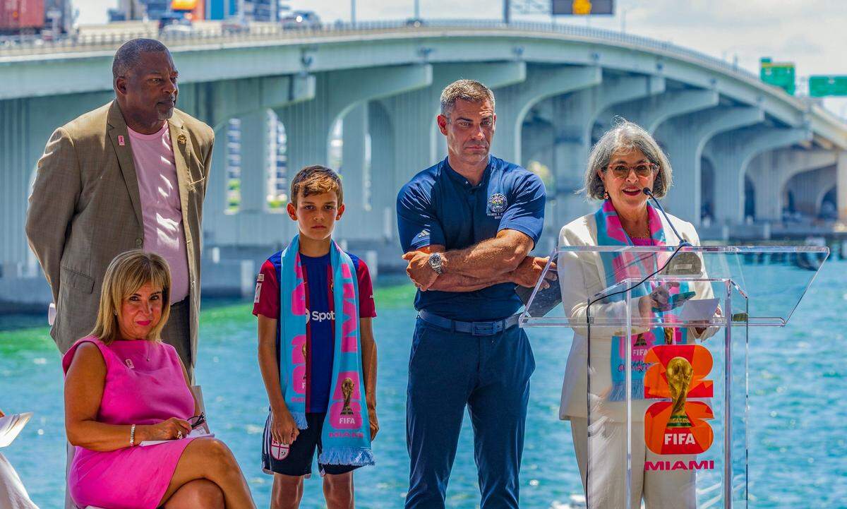 De izquierda a derecha: El alcalde de Miami Gardens, Rodney Harris, y el alcalde de la ciudad de Miami, Francis Suárez, con su hijo Andrew Xavier, se unieron a la alcaldesa de Miami-Dade, Daniella Levine Cava, y a Alina T. Hudak (extremo izquierdo), presidenta y directora ejecutiva de la Copa Mundial de la FIFA 26, durante la celebración “Un Año Después”, organizada por el Comité Anfitrión de Miami y la FIFA en el Museo de Arte Pérez de Miami (PAMM), el miércoles 11 de junio de 2025.