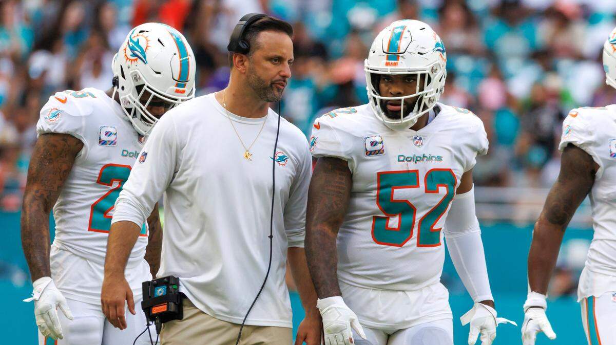 El coach de linebackers de los Dolphins Anthony Campanile habla con Elandon Roberts antes del último cuarto del partido contra los Vikings de Minnesota, celebrado el 16 de octubre de 2022 en el Hard Rock Stadium en Miami Garden, Florida.