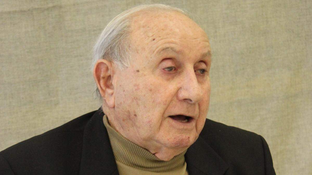 Martin Baranek speaks during his interview with a Crestwood Preparatory College student in Toronto. Baranek, a Holocaust survivor and father of a Miami synagogue leader, died Friday at the age of 92.