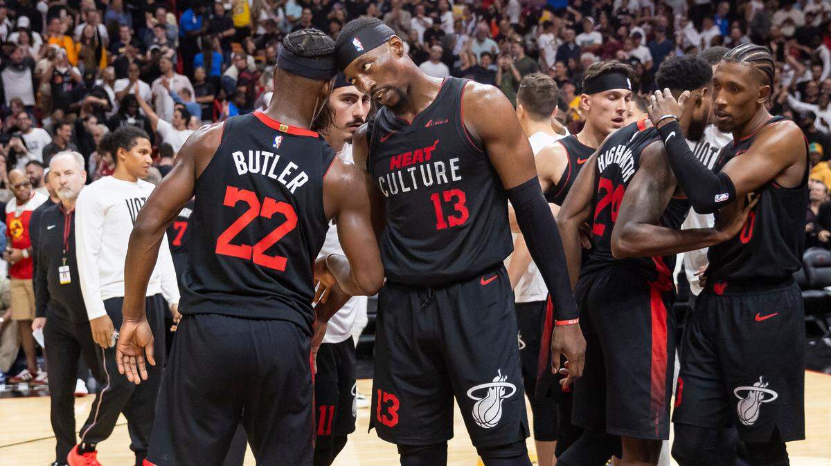 El delantero del Heat Jimmy Butler (22) y el pívot Bam Adebayo (13) celebran después de derrotar a los Lakers de Los Angeles, en el partido de la NBA celebrado el 6 de noviembre de 2023, en el Kaseya Center de Miami.