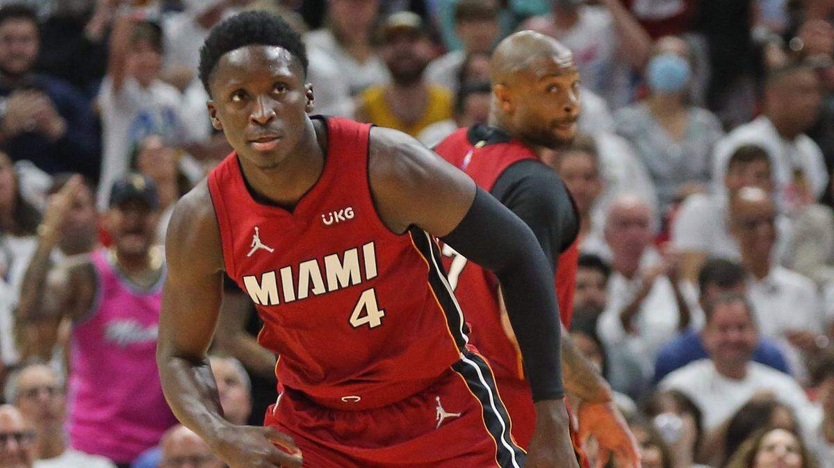El escolta del Heat Victor Oladipo reacciona tras anotar una canasta de tres puntos ante los Hawks de Atlanta, en el Juego 5 de la serie de primera ronda, celebrado el 26 de abril de 2022 en Miami.