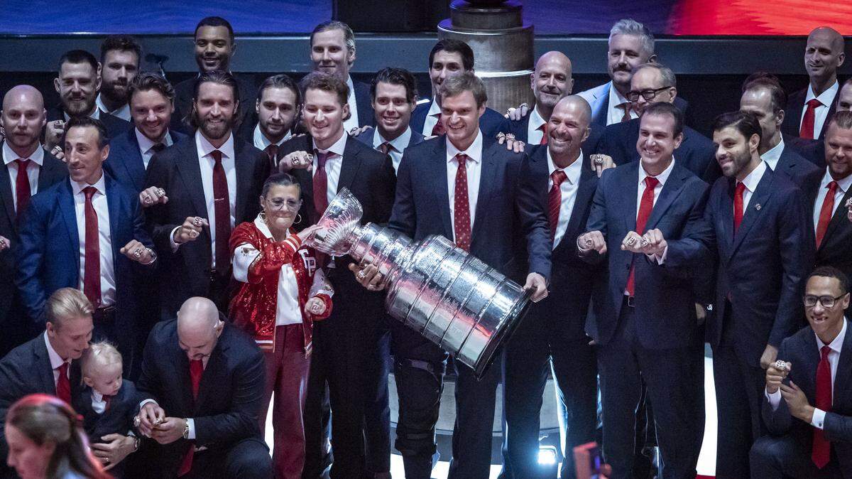 Fort Lauderdale, FL, October 6, 2025 - Panthers players owners and other members of the organization pose for a photo showing off their new rings during a private championship ring ceremony at War Memorial Auditorium on Monday, Oct. 6