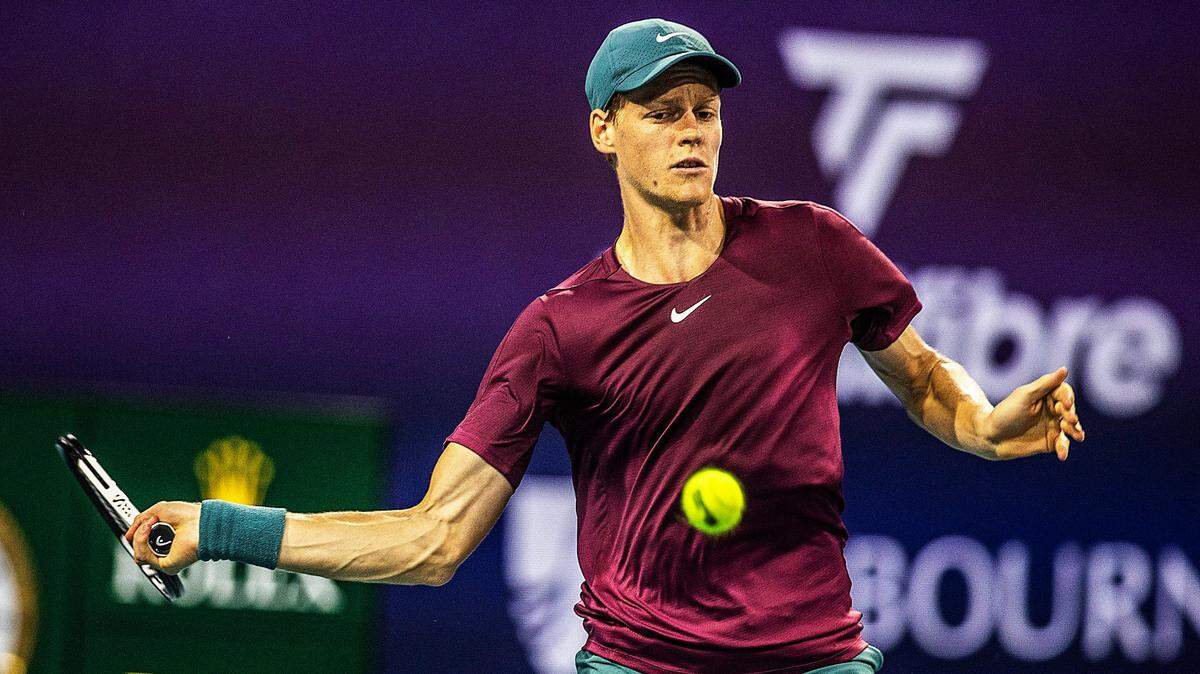 Jannik Sinner (ITA), world ranking No, 9, returns against Carlos Alcaraz (SPA), world ranking No. 1, during the men’s singles semifinals match at the Miami Open tennis tournament in the Hard Rock Stadium in Miami Gardens, on Friday March 31, 2023.