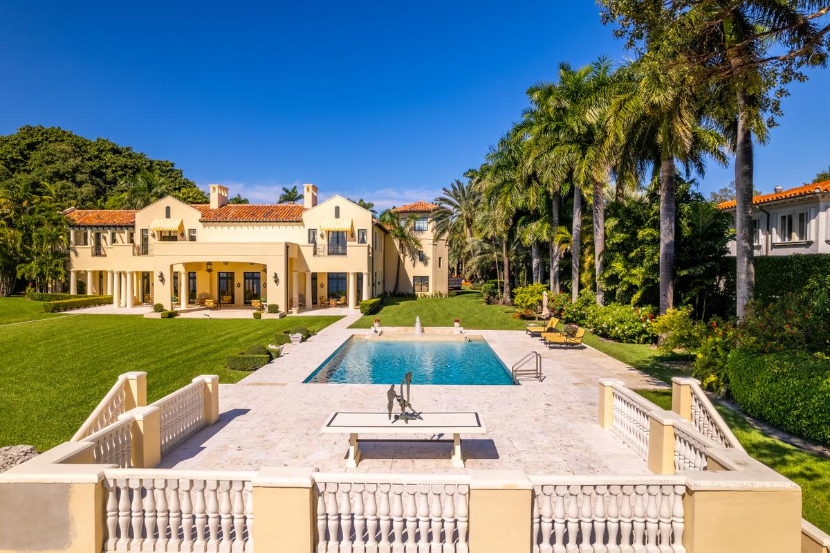 Jose A. Gelabert-Navia, former dean of the University of Miami School of Architecture, designed the Arsht Estate’s two-story mansion called Indian Spring. Above: A photo of the residence and pool.