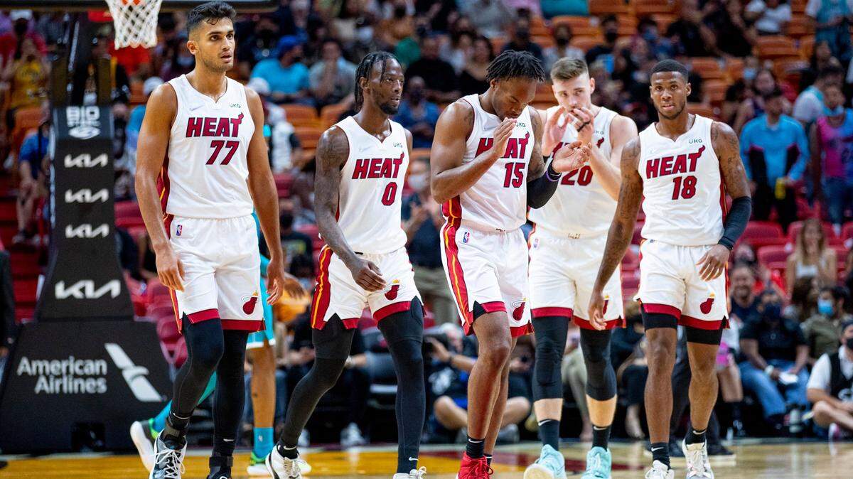 Los novatos de los Miami Heat reaccionan durante el último cuarto de un partido de pretemporada de la NBA contra los Charlotte Hornets en el FTX Arena en el centro de Miami, Florida, el lunes 11 de octubre de 2021.