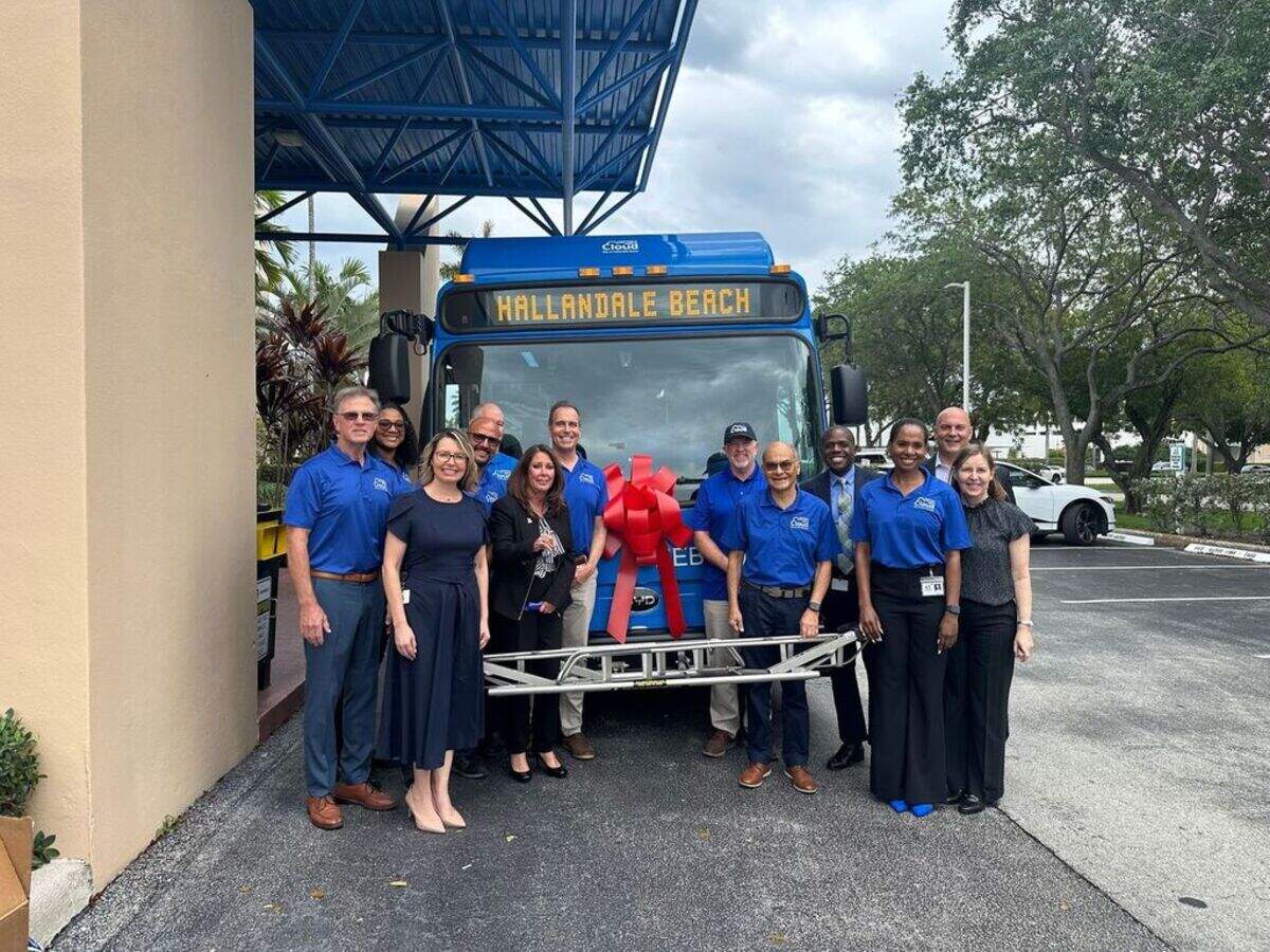Personal de la ciudad de Hallandale Beach frente a uno de los nueve autobuses eléctricos que la ciudad adquirió con la ayuda de una subvención del Departamento de Transporte de la Florida.
