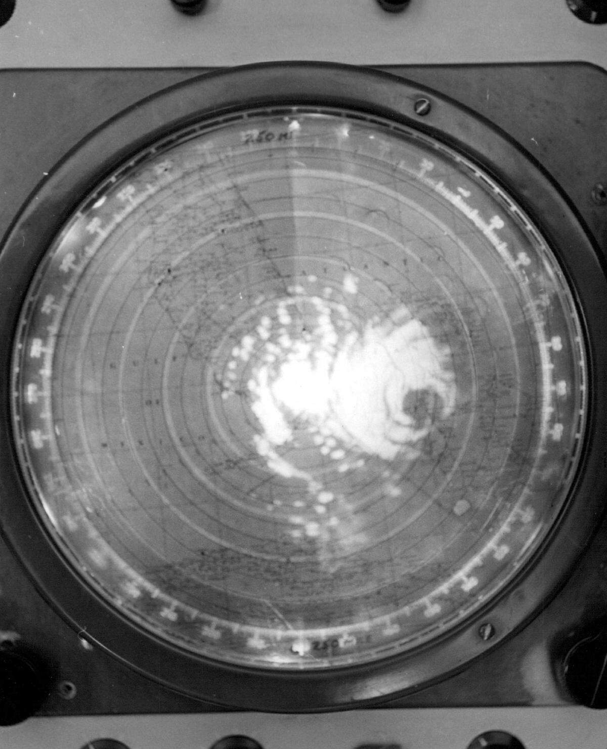 Hurricane Betsy on weather radarscope with overlay of area eye at right just over Nassau.
