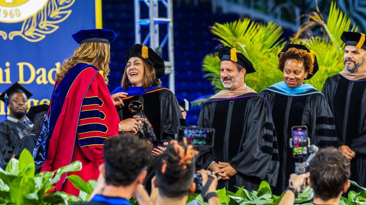 MIAMI DADE College ha sido seleccionado en el cuarto lugar de las “Mejores Universidades Públicas y Colleges Regionales” por U.S. News & World Report. Aquí, Presidenta Madeline Pumariega durante una ceremonia de graduación.