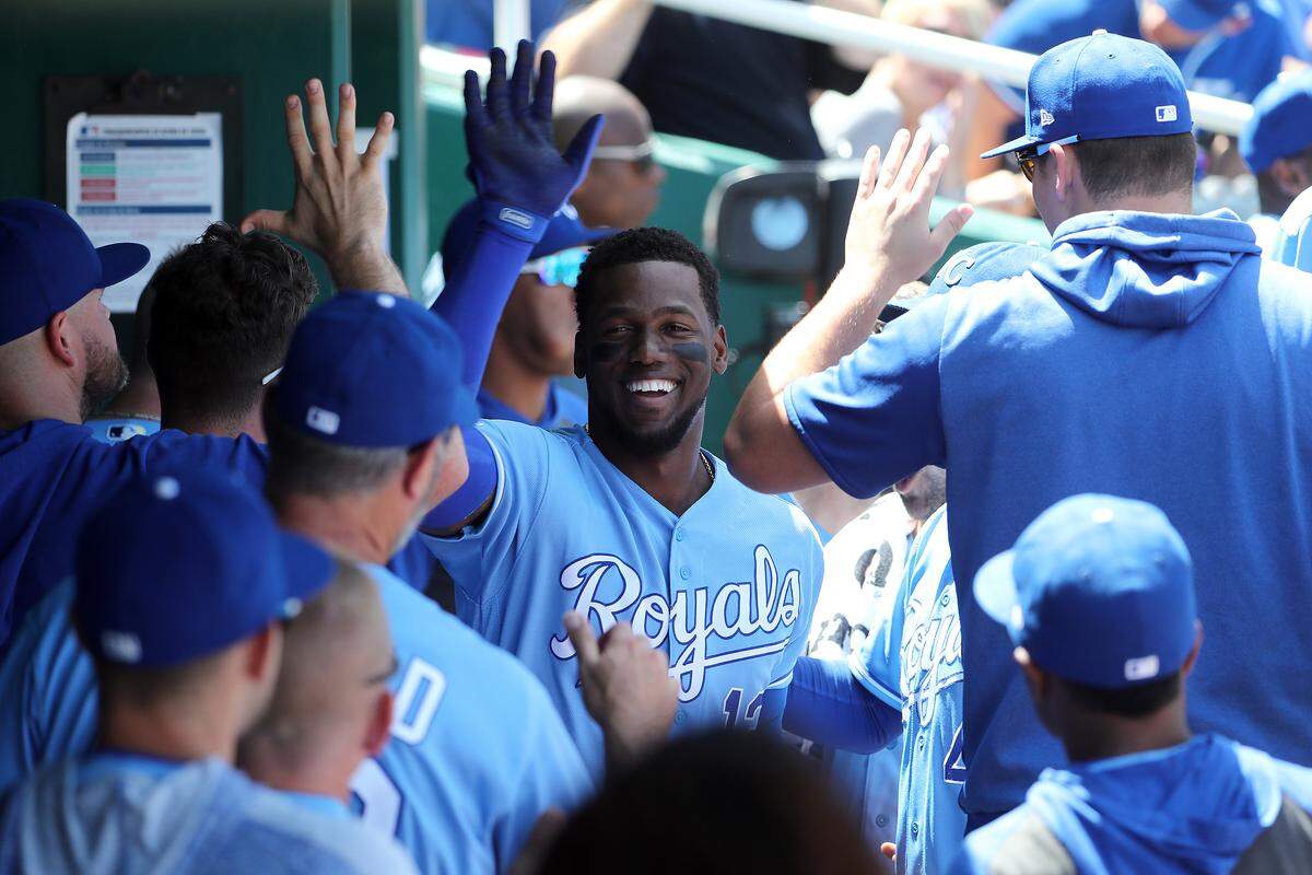 Jorge Soler # 12 de los Reales de Kansas City es felicitado por sus compañeros de equipo en el dugout luego de batear un jonrón durante la 5ta entrada del juego contra los Yankees de Nueva York en el Estadio Kauffman el 26 de mayo de 2019 en Kansas City, Missouri.