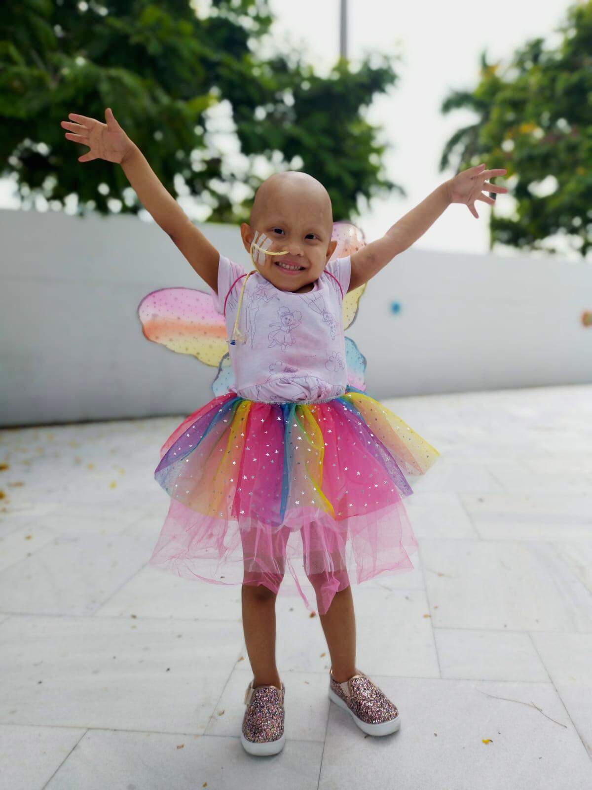 Salma, con un disfraz de hada, tras ser operada de cáncer cerebral.