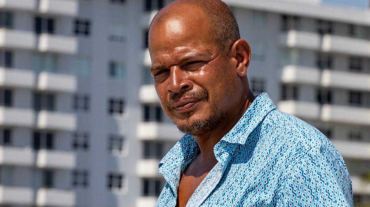 Eugene Gordon, de 45 años, oriundo de Chicago, en la playa de Miami Beach el 29 de mayo de 2024. Gordon, una persona sin hogar, fue arrestado recientemente por dormir en público.