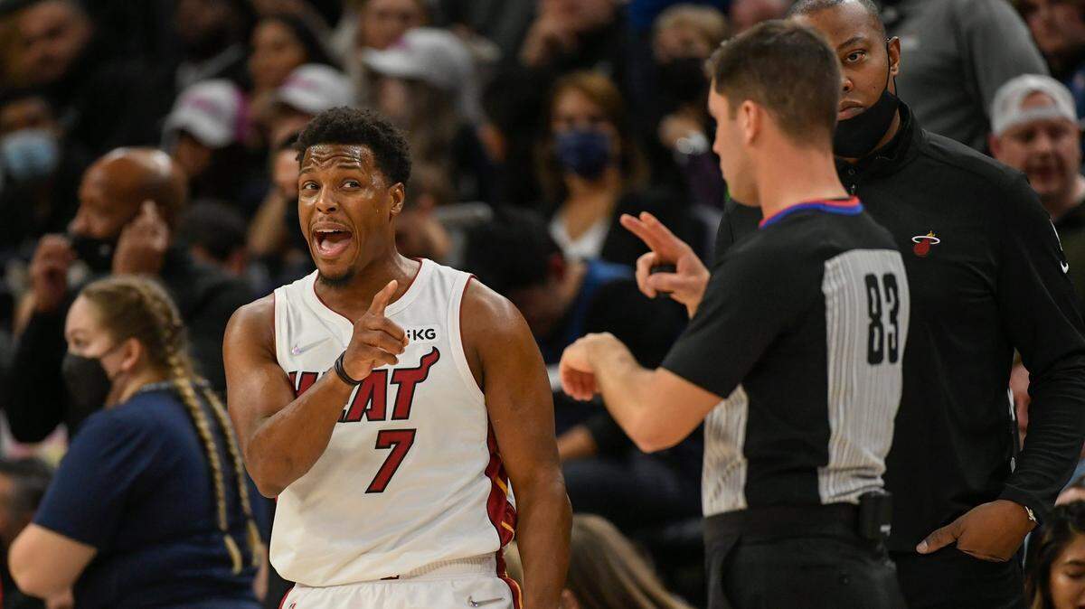 El armadort del Heat, Kyle Lowry, discute con el árbitro Andy Nagy sen el juego contra los Timberwolves el miércoles 24 de noviembre de 2021 en Minneapolis.