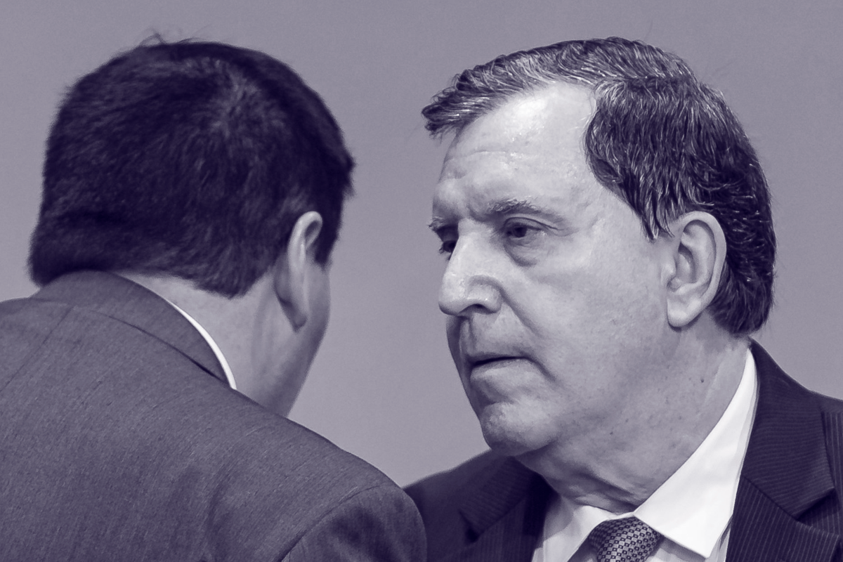 El comisionado Joe Carollo (a la derecha) asistiendo a una reunión en el Ayuntamiento de Miami, en Coconut Grove, el viernes 17 de enero de 2020.