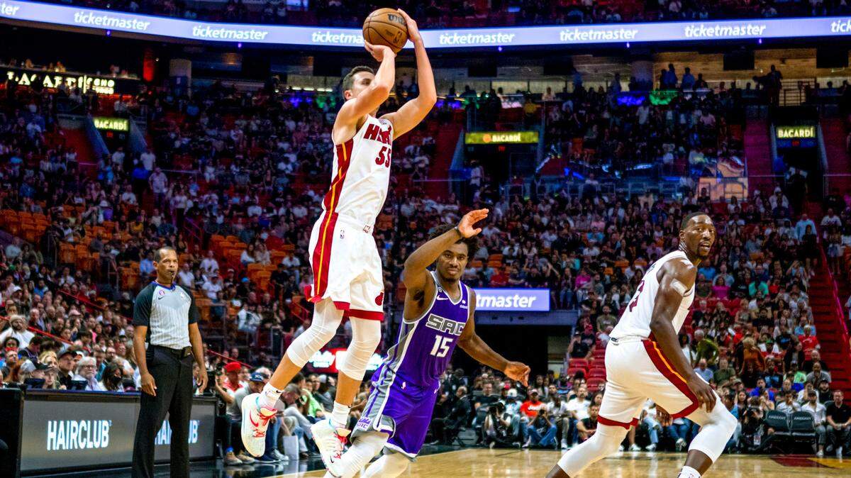 El jugador del Heat Duncan Robinson (55) tira un disparo de tres puntos ante los Kings de Sacramento, en el partido celebrado el 2 de noviembre de 2022 en Miami.