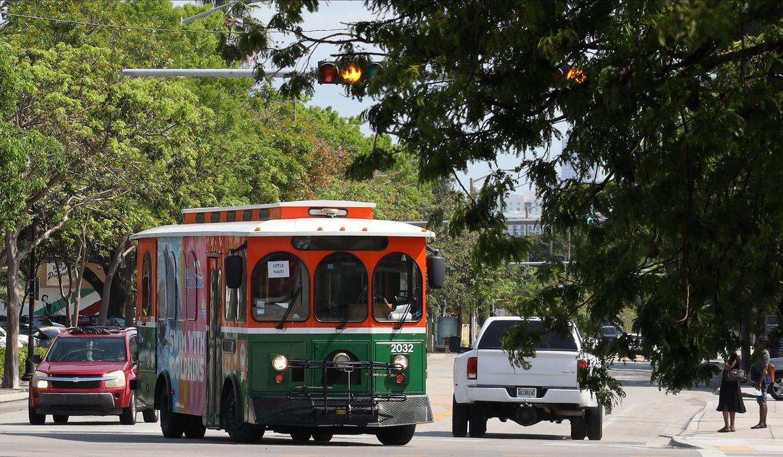 El trolebús de Little Haiti gira hacia el oeste en la intersección de NE 2nd Avenue y NE 54th Street, el miércoles 6 de mayo de 2020.