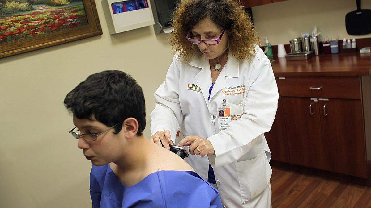 Experienced dermatologists were nearly six times better at identifying melanoma when using dermoscopy compared with visual examination alone, according to one study. 