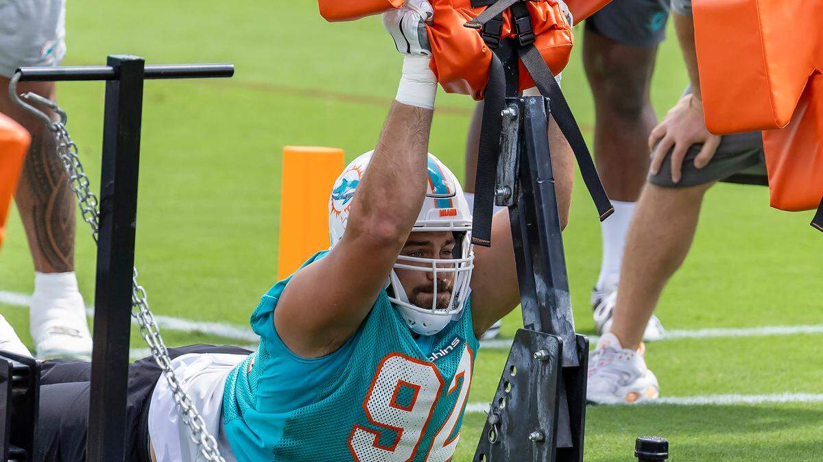 Miami Dolphins defensive tackle Zach Sieler (92) do defensive drills during NFL mandatory minicamp at Baptist Health Training Complex in Hard Rock Stadium on Tuesday, June 4, 2024, in Miami Gardens, Fla.