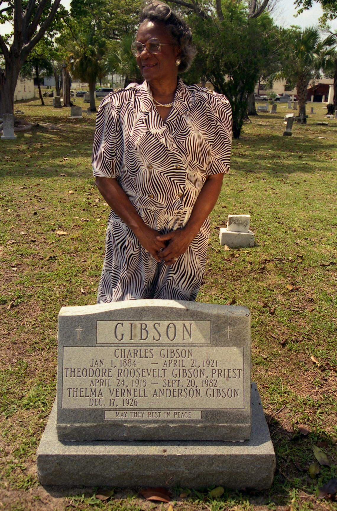 Thelma Gibson at her husbandn Theodore Gibson’s grave. 