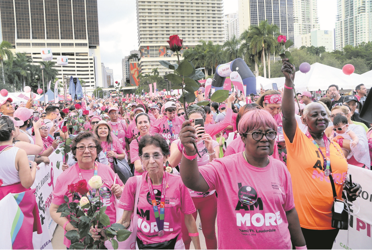 Sobrevivientes de cáncer de mama caminan en la 24ª Caminata Anual MORE THAN PINK en 2019 en el Bayfront Park en el centro de Miami. El sábado 16 de octubre, la caminata se realizará en Bayfront Park, 301 Biscayne Blvd. El registro comienza a las 7 a.m. La ceremonia de apertura comienza a las 9 a.m.