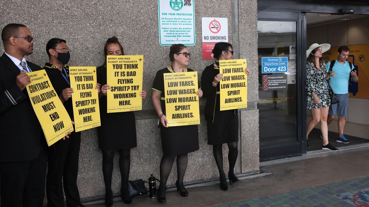 Alegando malas condiciones de trabajo, los sobrecargos de Spirit Airlines se quedaron en tierra el martes por la mañana para manifestarse en el Aeropuerto Internacional de Fort Lauderdale-Hollywood.