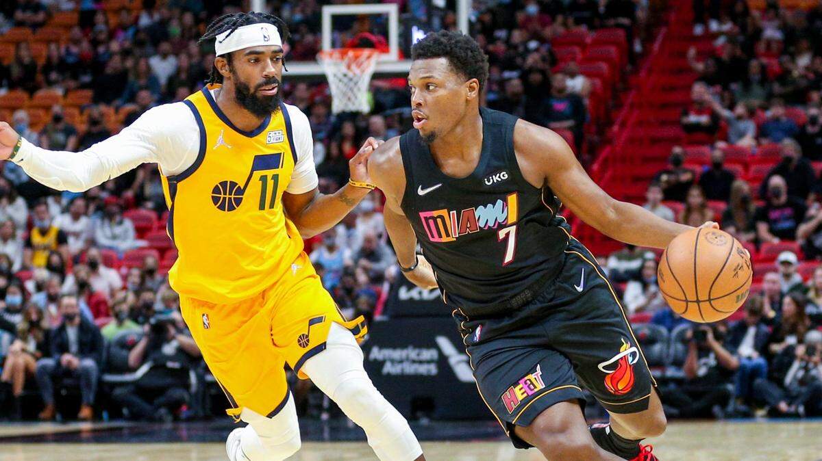 El escolta del Heat Kyle Lowry (7) conduce el balón ante la marca de Mike Conley, del Jazz de Utah, en el partido celebrado el 6 de noviembre de 2021 en Miami.