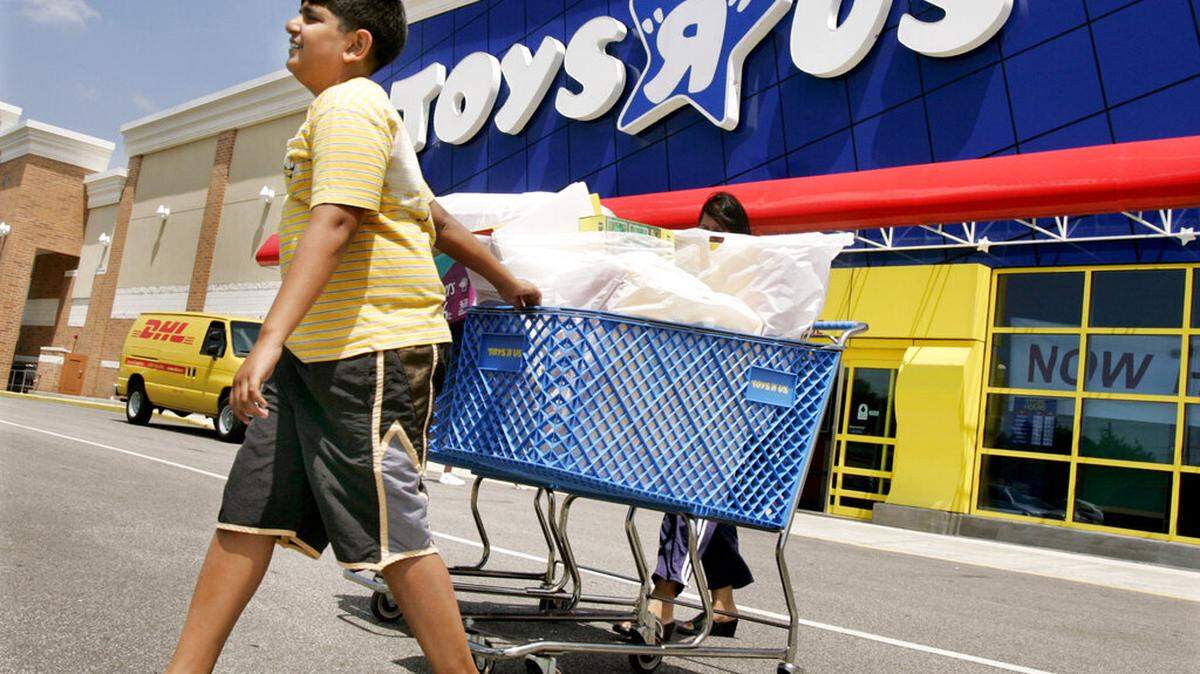 Toys R Us will roll out in more than 400 Macy’s stores next year.