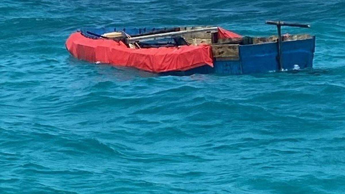Un barco de inmigrantes cubanos flota a unas seis millas de la costa de la ciudad de Marathon, en los Cayos de Florida Central, el viernes 8 de abril de 2022.