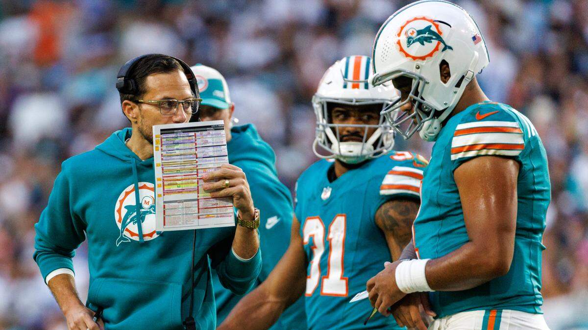 El entrenador de los Dolphins, Mike McDaniel, habla con el quarterback Tua Tagovailoa  durante el segundo cuarto del partido contra los Cowboys de Dallas, el 24 de diciembre de 2023 en Miami Gardens, Florida.