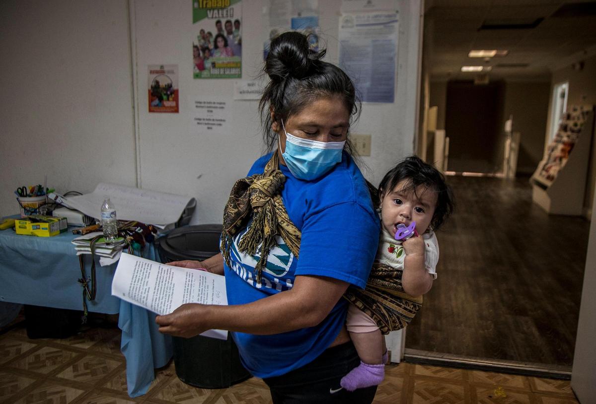Martha Gabriel mira a su hija Yulitza Caroline mientras se prepara para grabar su spot para la “Campaña Que Calor” para prevenir las enfermedades causadas por el calor en el idioma maya Mam para WeCount! Radio Poder 97.7 FM