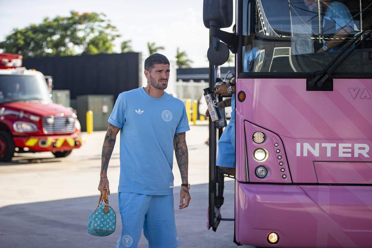 Inter Miami midfielder Rodrigo De Paul (7) arrives to chase stadium before playing in his Leagues Cup Phase One soccer match against Atlas at Chase Stadium on Wednesday, July 30, 2025, in Fort Lauderdale, Fla.
