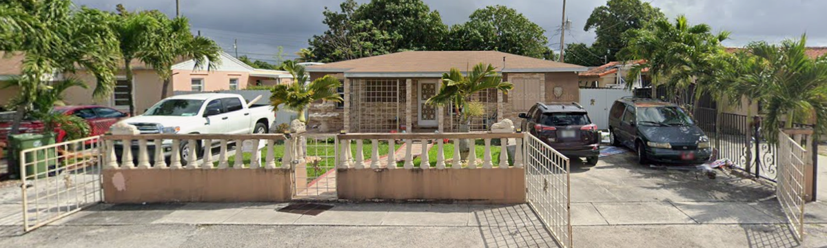 Una imagen de Google Street View de febrero de 2020 muestra la puerta del porche en la vivienda de la alcaldesa interina de Hialeah, Jacqueline García-Roves, la cual había permanecido en el lugar desde al menos 2007. Para abril de 2022, tras convertirse en la propietaria legal luego del fallecimiento de su padre en 2019, la puerta había sido retirada y se observan otras modificaciones en la propiedad.