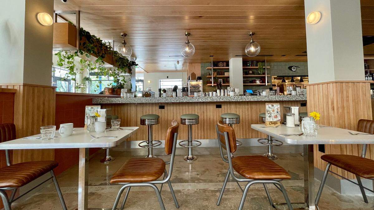 La zona de comedor ampliada de Chug's Diner en Coconut Grove.