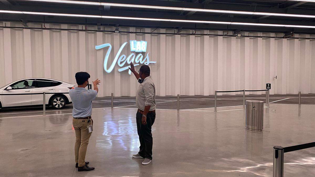 Michael Joseph, comisionado de North Miami Beach, recorrió recientemente el túnel de tránsito subterráneo en Las Vegas construido por la Boring Company. La empresa de Elon Musk quiere construir circuitos de túneles similares en North Miami Beach y Fort Lauderdale para aliviar la congestión del tráfico.