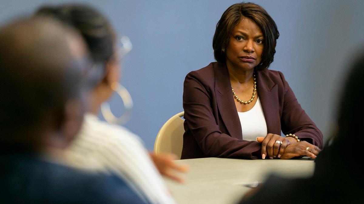 La representante demócrata Val Demings escucha a los líderes locales haitianos mientras hace campaña en el Wildcat Center el lunes 1 de agosto de 2022,en North Miami, Florida. Demings se postula contra el senador federal Marco Rubio.