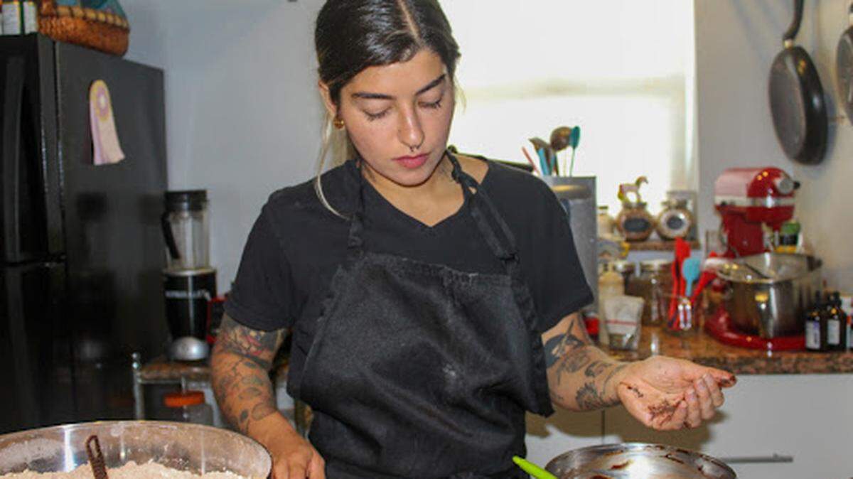 Amira Chomiak, de 32 años, se prepara para el Coconut Grove Saturday Organic Farmers Market en la cocina de su apartamento en South Beach.