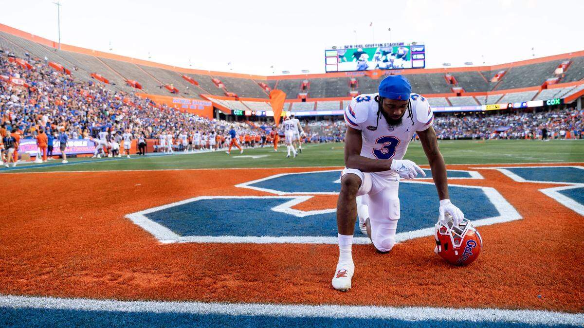 Florida Gators wide receiver Xzavier Henderson (3) prays before the game during the Florida Gators Orange and Blue Spring Game at Steve Spurrier Field at Ben Hill Griffin Stadium in Gainesville, FL on Thursday, April 13, 2023. [Matt Pendleton/Gainesville Sun] Ncaa Football Florida Gators Orange Blue Spring Game