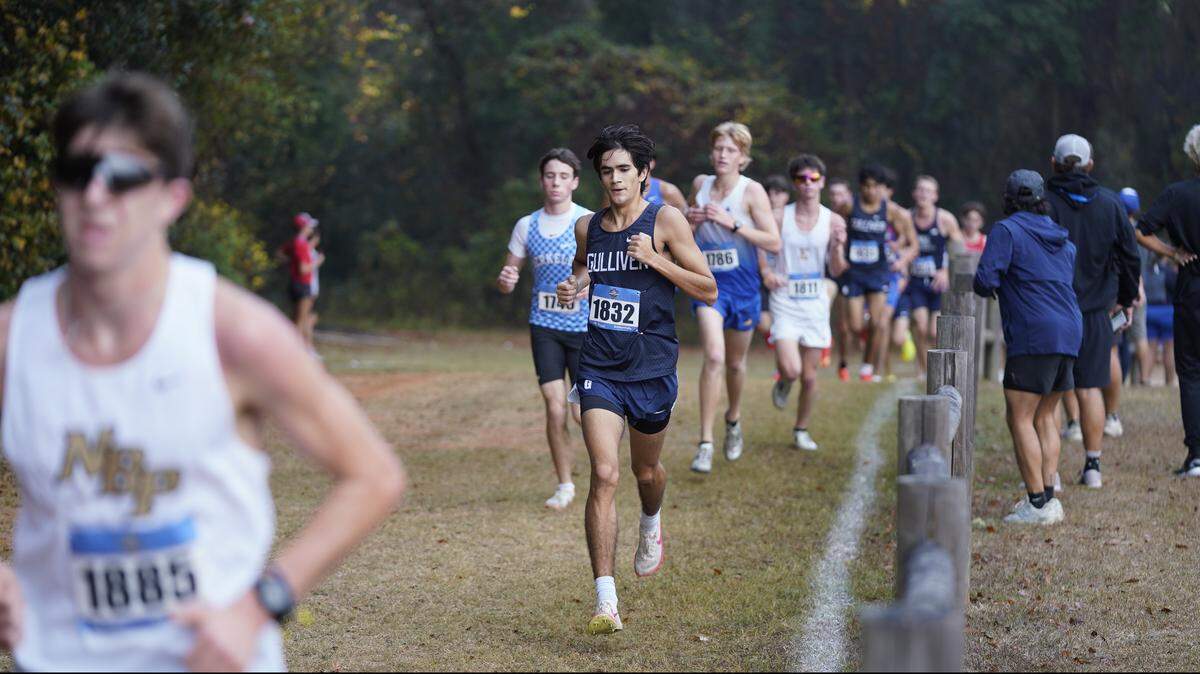 Gulliver’s Adrian Iziliaev runs behind North Broward Prep’s Wills Gillis (left) during the Class 2A boys’ cross-country state championship race at Apalachee Regional Park in Tallahassee, Fla. on Saturday. The Raiders finished third as a team.