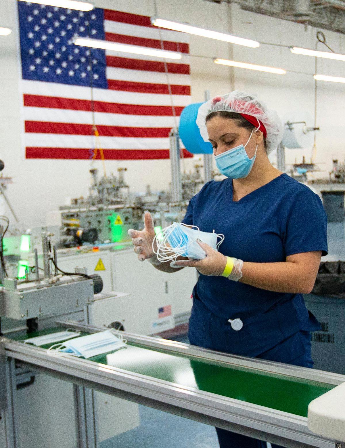 Una empleada de DemeTECH cuenta mascarillas en una de las instalaciones de la empresa, en una imagen del miércoles 21 de octubre de 2020, en Doral, Florida.