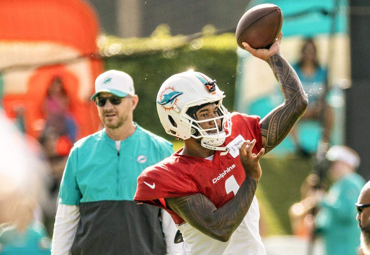 Miami Dolphins quarterback Tua Tagovailoa (1) sets up to pass.