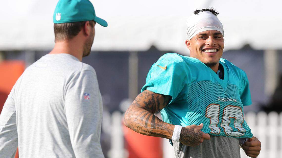 Adam Gase and Kenny Stills are tight. But Stills will, intentionally or not, put Gase in a tough spot by continuing to kneel during the national anthem.