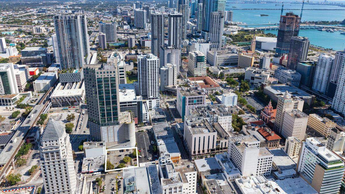 Moishe Mana bought a parking lot at 49 NW First Street, across from the Miami-Dade County Courthouse and adjacent to a single-story building with a handful of eateries. Above: An aerial image of the site.