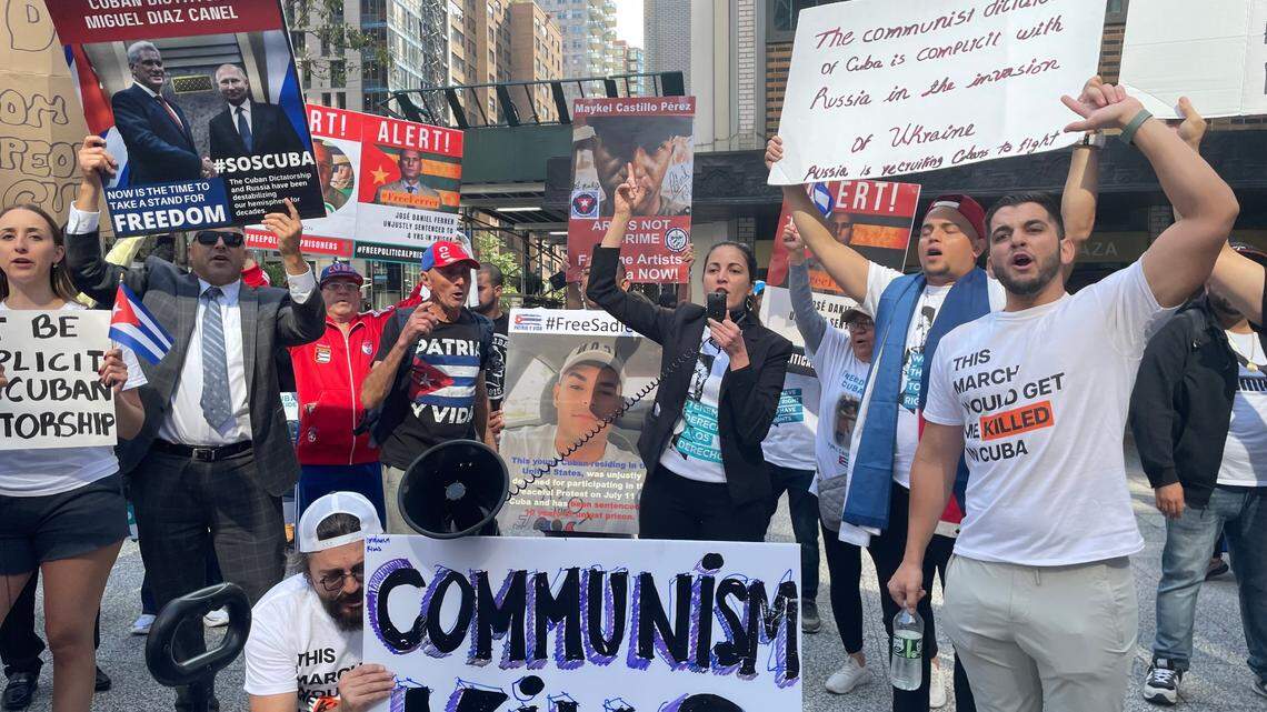 The visit of Cuban officials to Miami International Airport infuriated local officials. In this photo, Cuban activists Rosa María Payá (center) and Alian Collazo (left) organized a demonstration to protest the presence of Cuba’s leader Miguel Díaz-Canel in New York in 2023.