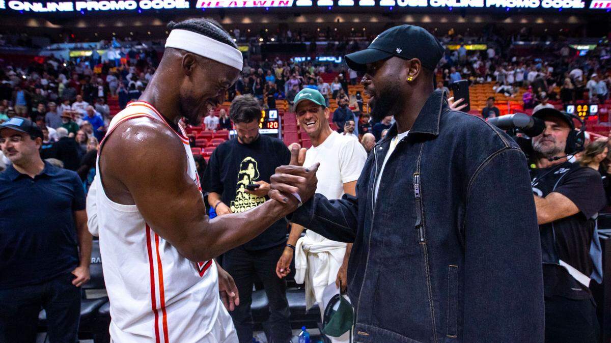 El exescolta del Heat, Dwyane Wade (der.), interactúa con Jimmy Butler tras el partido de la NBA ante los Knicks de Nueva York, celebrado el 22 de marzo de 2023 en Miami.