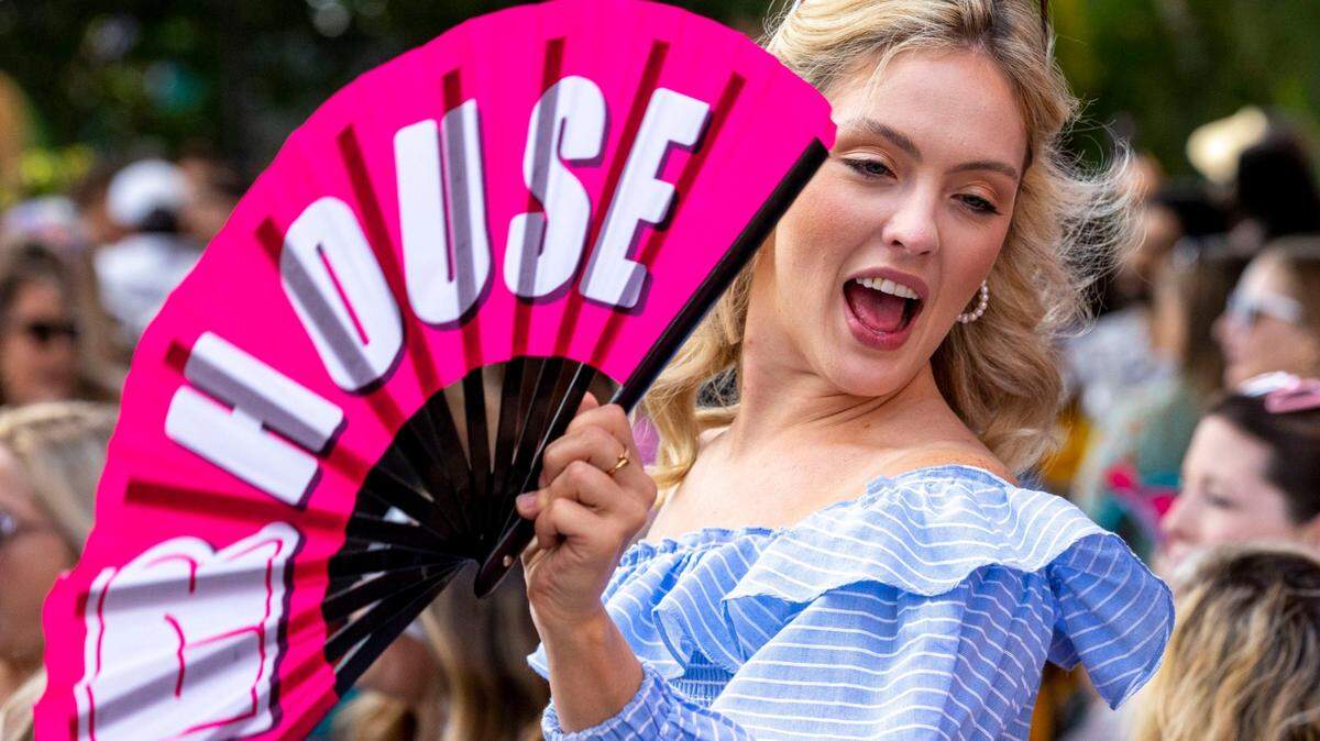 La turista australiana Madison Ivers, de 24 años, baila al ritmo de la música con un abanico en la mano durante un Drag Brunch en R House Wynwood en Miami, Florida, el sábado 9 de abril de 2022.