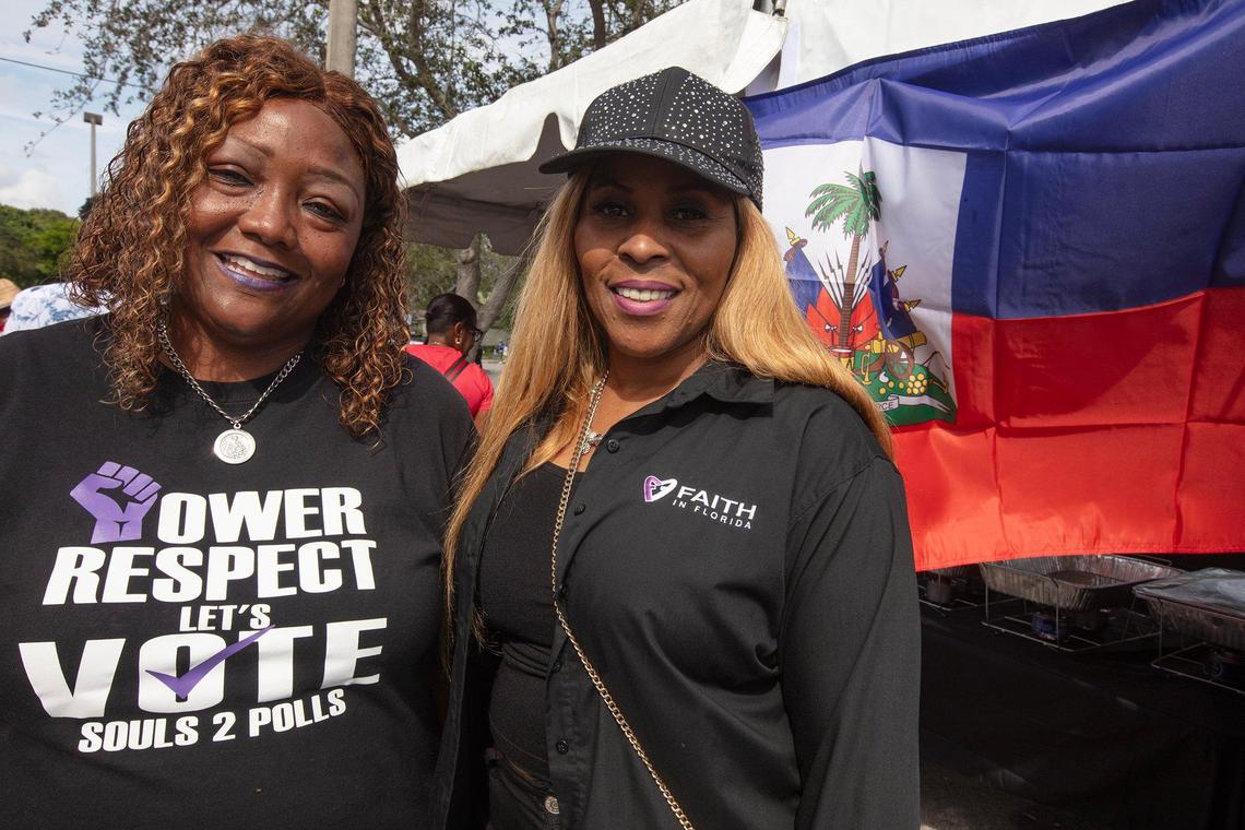 Katrice Johnson (izquierda), líder religiosa de Faith in Florida y la reverenda Dra. Cheryl Coleman (derecha) de Faith in Florida posan para una foto cerca de la biblioteca pública de North Miami, donde se llevará a cabo la votación anticipada el sábado 26 de octubre de 2024. Este evento cerca de la biblioteca pública de North Miami es parte del esfuerzo de Almas a las urnas de las iglesias predominantemente negras para alentar la votación antes de las elecciones.