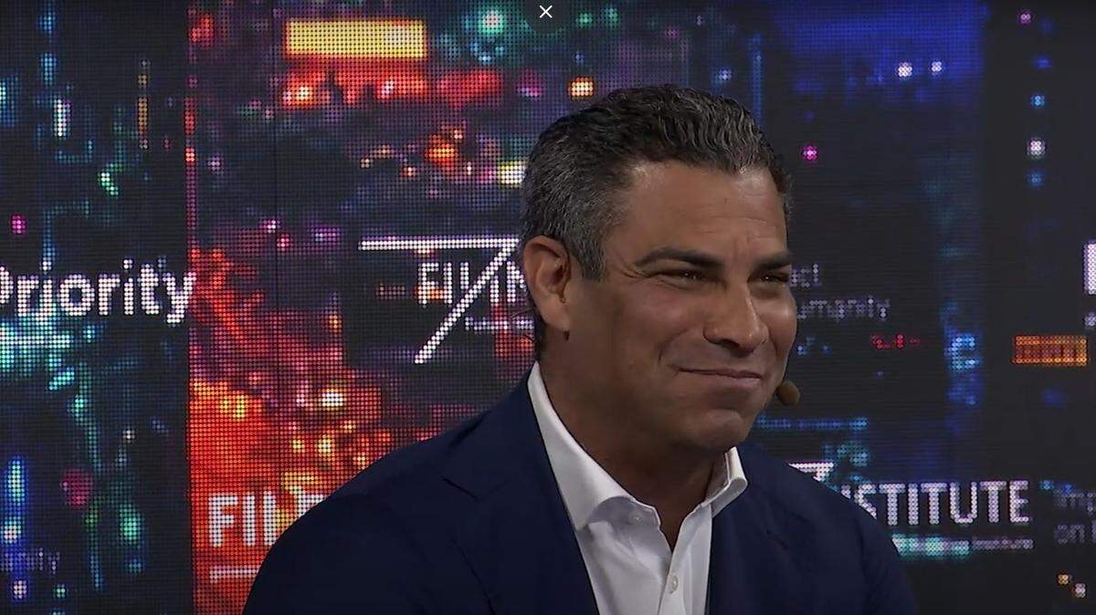 El alcalde de Miami, Francis Suárez, habló en el escenario en la conferencia FII Priority en Miami Beach, Florida, el jueves 20 de febrero de 2025.
