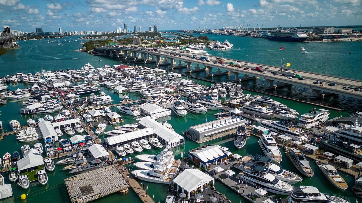 Vista del tráfico pesado en el Viaducto MacArthur y miles de barcos atracados en el Herald Plaza Marina el jueves 15 de febrero de 2024, como parte del Salón Náutico Internacional de Miami Discover Boating 2024, que tiene lugar en Miami y Miami Beach hasta el 28 de febrero.
