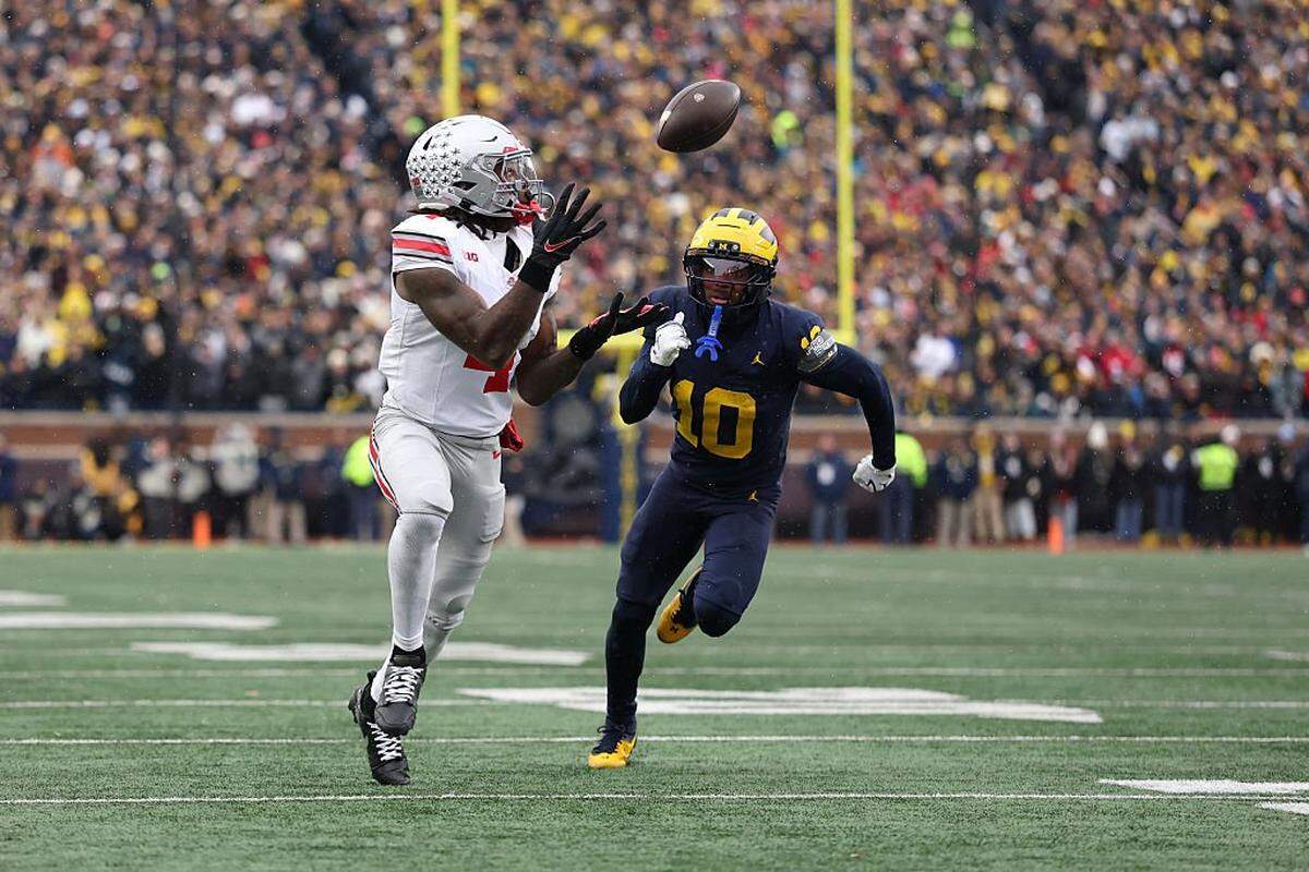 ANN ARBOR, MICHIGAN - NOVEMBER 29: Jeremiah Smith #4 of the Ohio State Buckeyes catches a pass against Zeke Berry #10 of the Michigan Wolverines during the second quarter at Michigan Stadium on November 29, 2025 in Ann Arbor, Michigan. (Photo by Luke Hales/Getty Images)