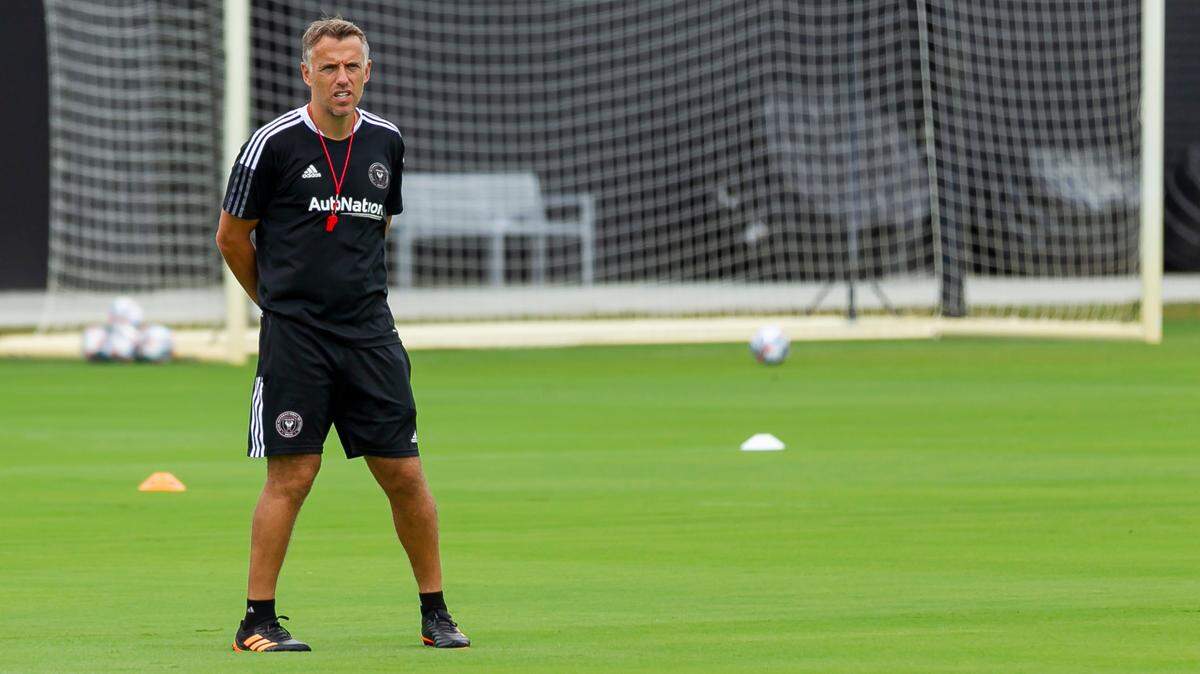 El entrenador del Inter Miami, Phil Neville, observa cómo sus jugadores se entrenan el viernes 14 de mayo de 2021.